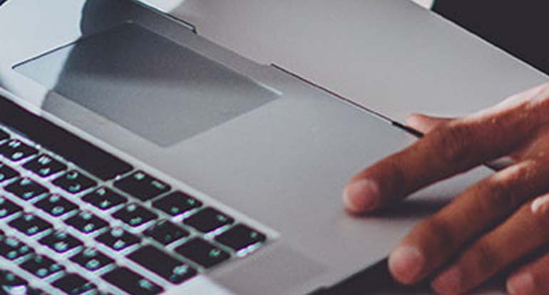 Hand op toetsenbord van laptop