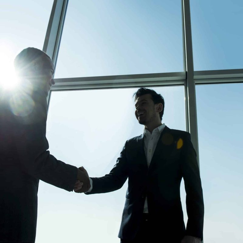 inance directeur in overleg met het managementteam over financiële strategie en bedrijfsdoelstellingen