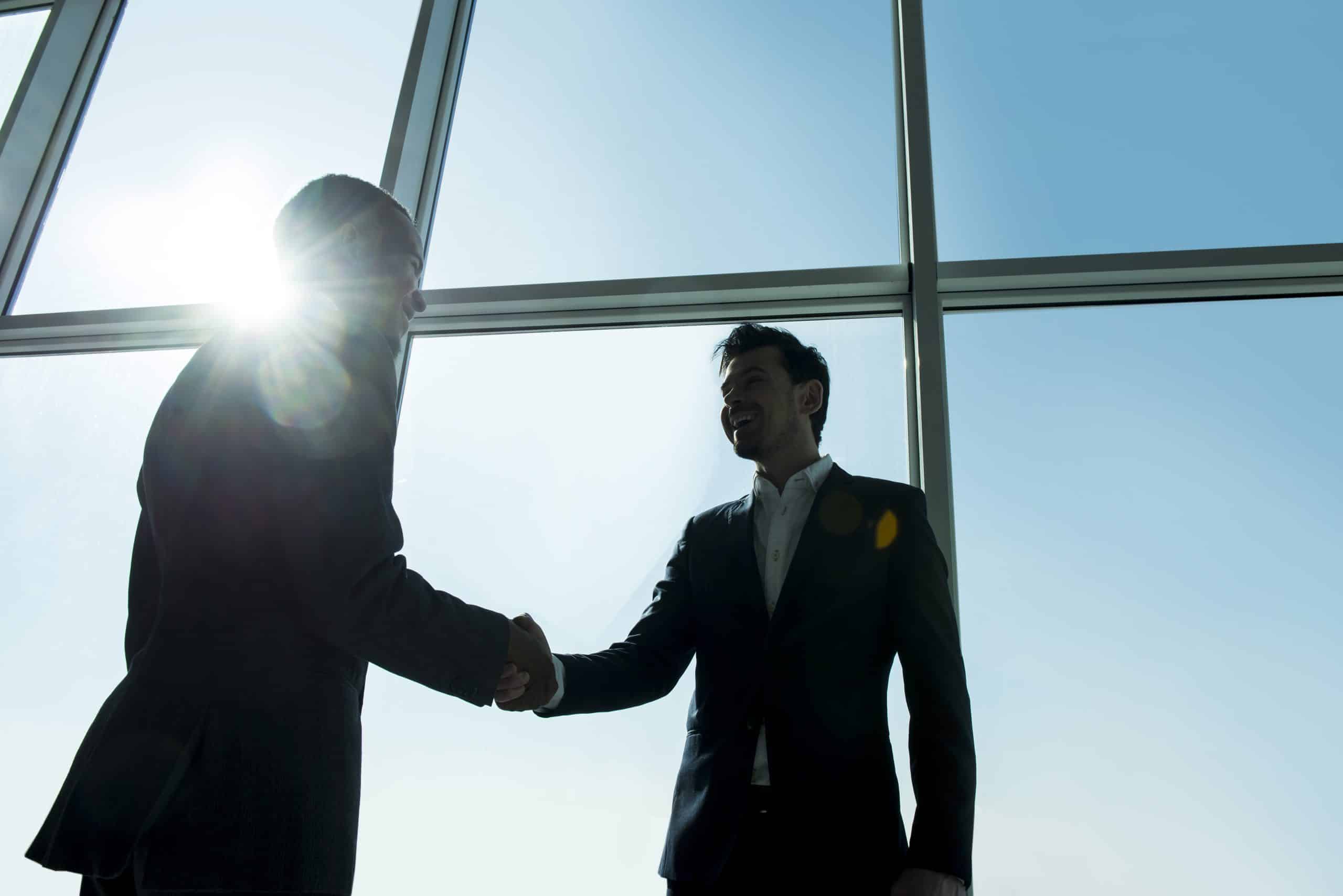inance directeur in overleg met het managementteam over financiële strategie en bedrijfsdoelstellingen