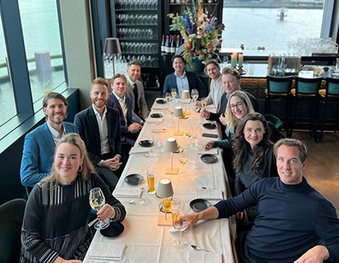 Interim finance professional aan het werk achter zijn bureau