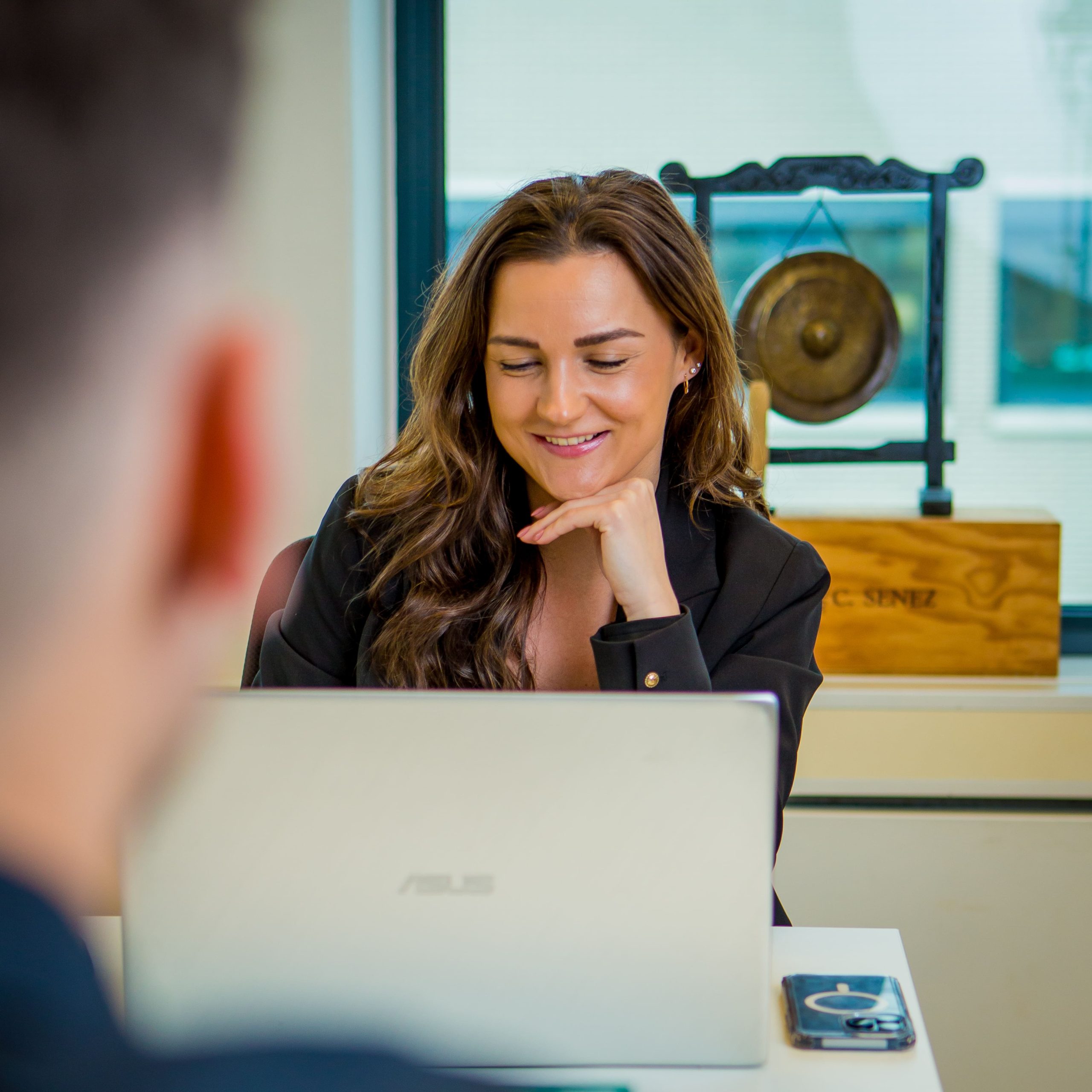 Recruiter van Finnt achter haar laptop in gesprek met een kandidaat