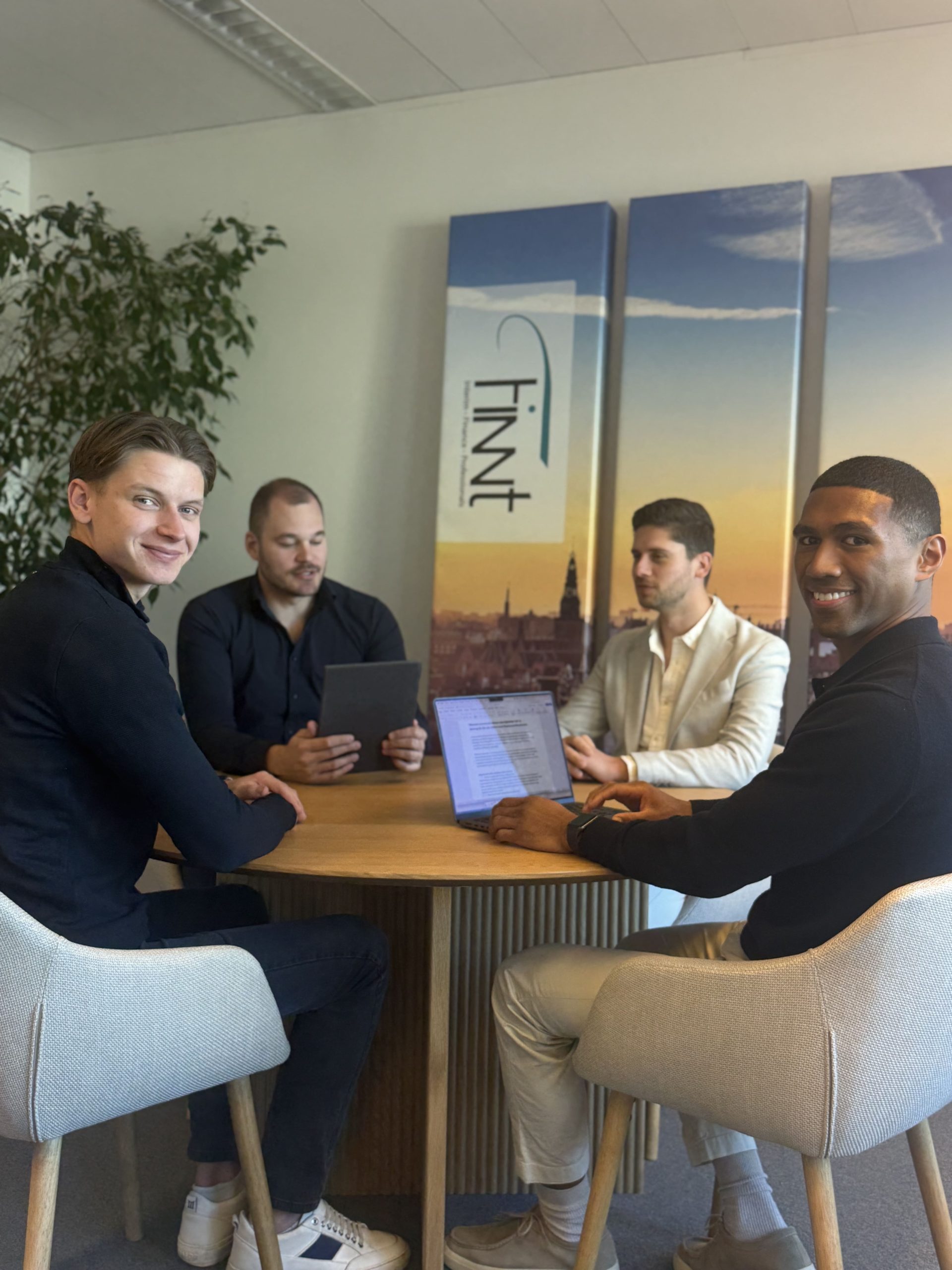 Het team van Finnt aan tafel tijdens een teamdiner