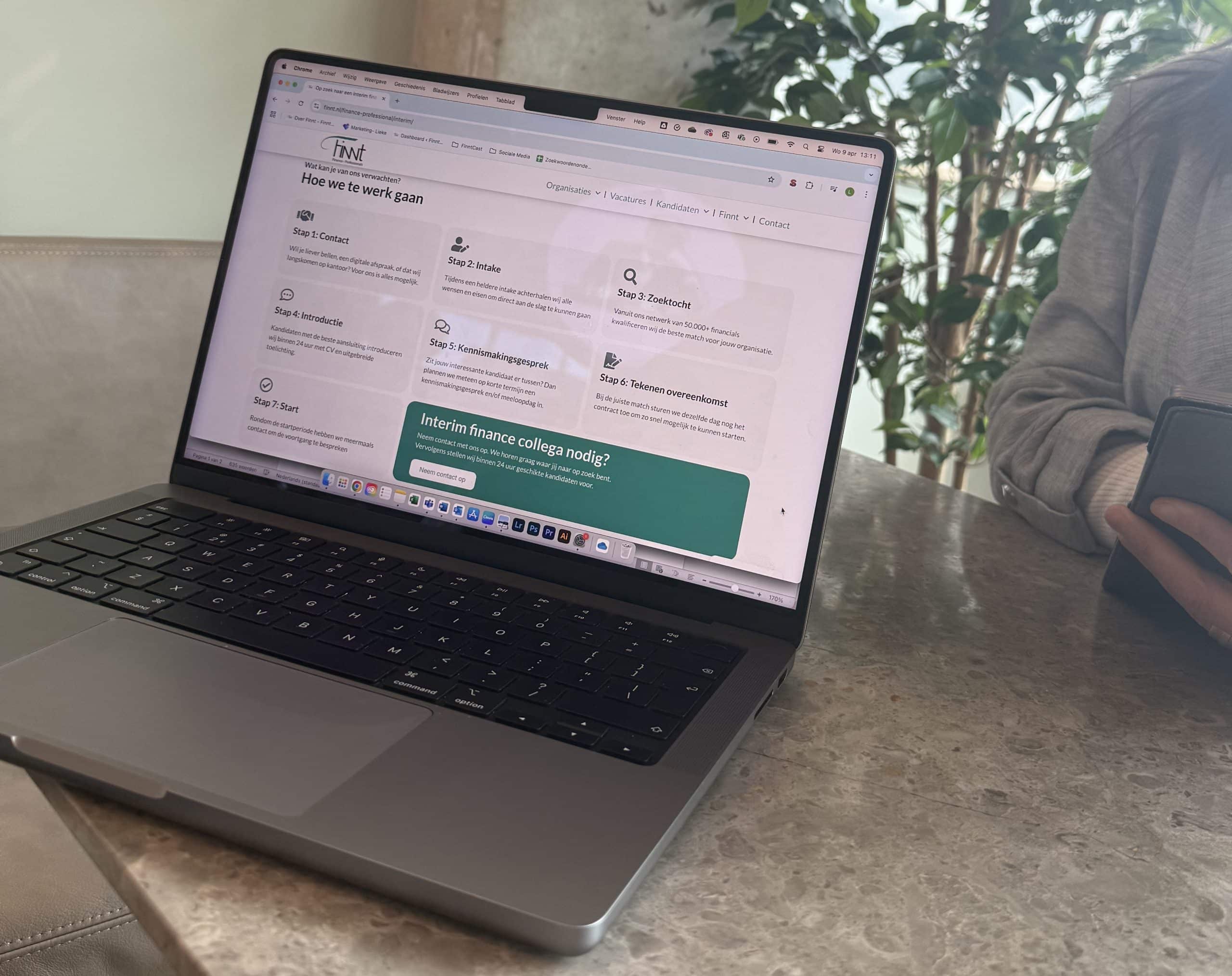 Laptop met de website van Finnt op het scherm